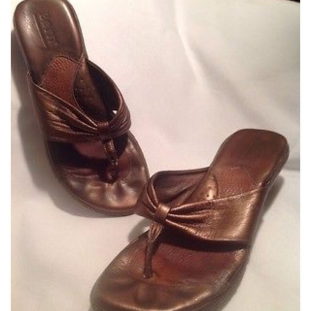 Born Genuine Leather flips! Size8. Brown. Like New
